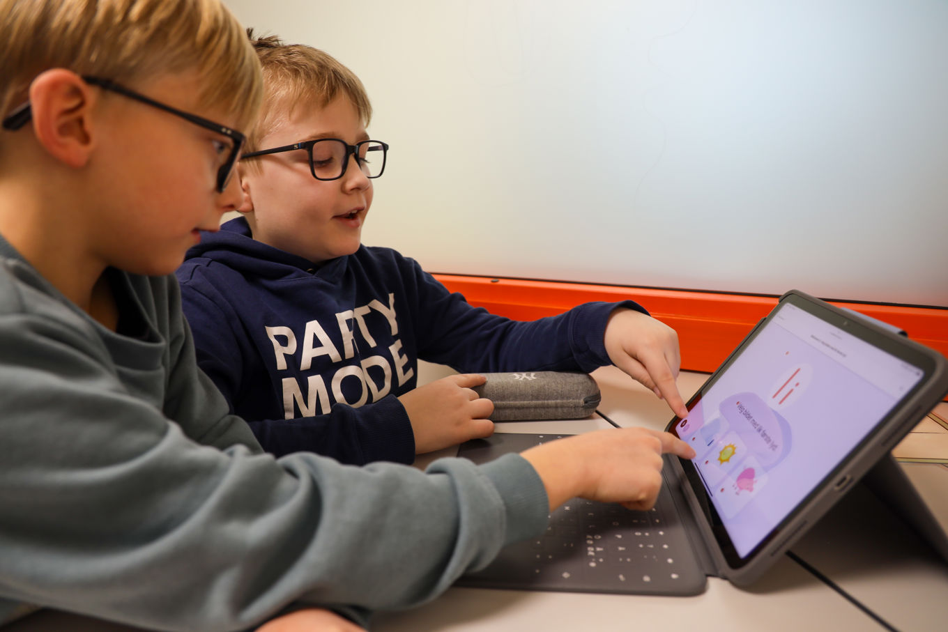 To elever som samarbeider på læringsbrettet