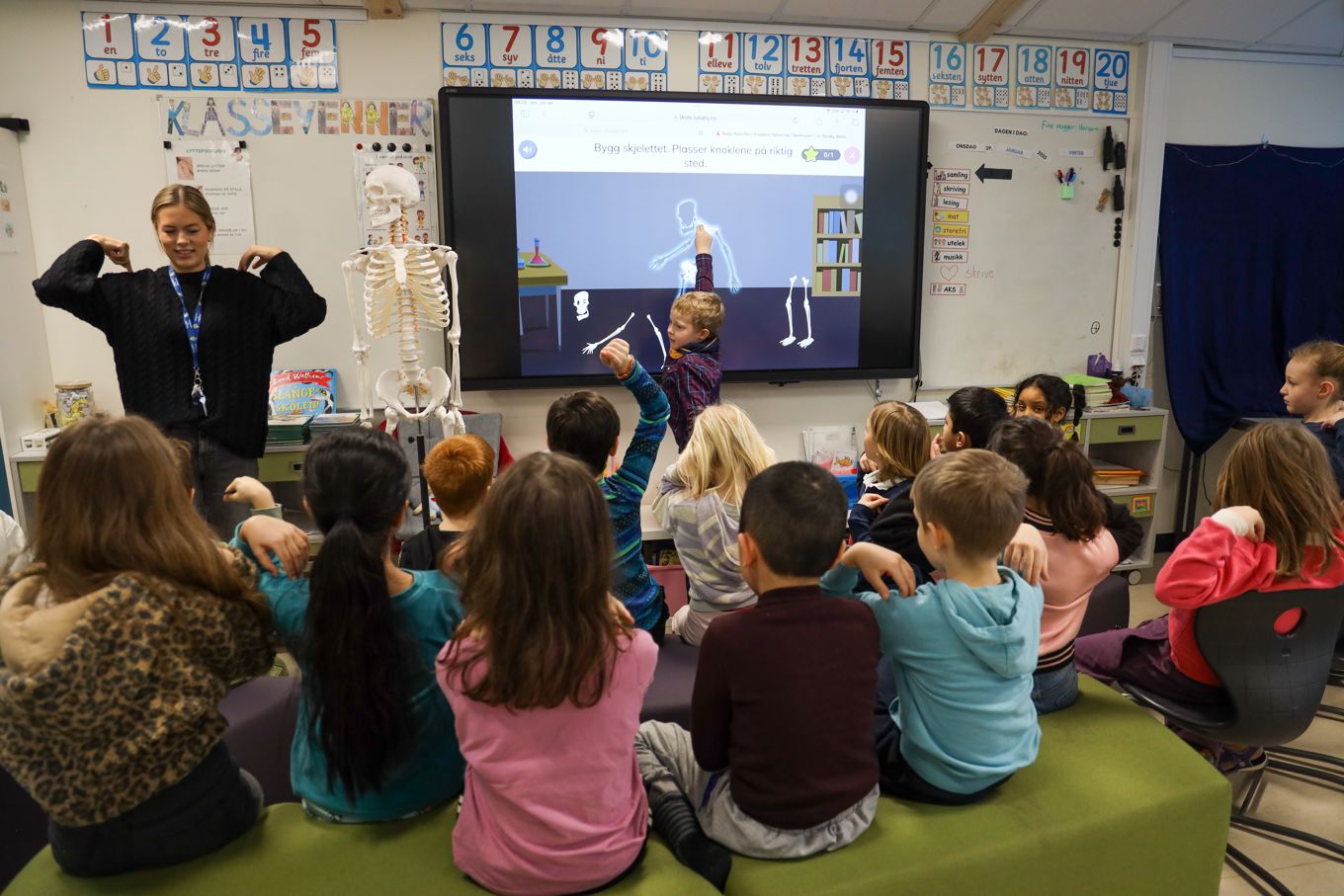 En lærer som underviser en klasse