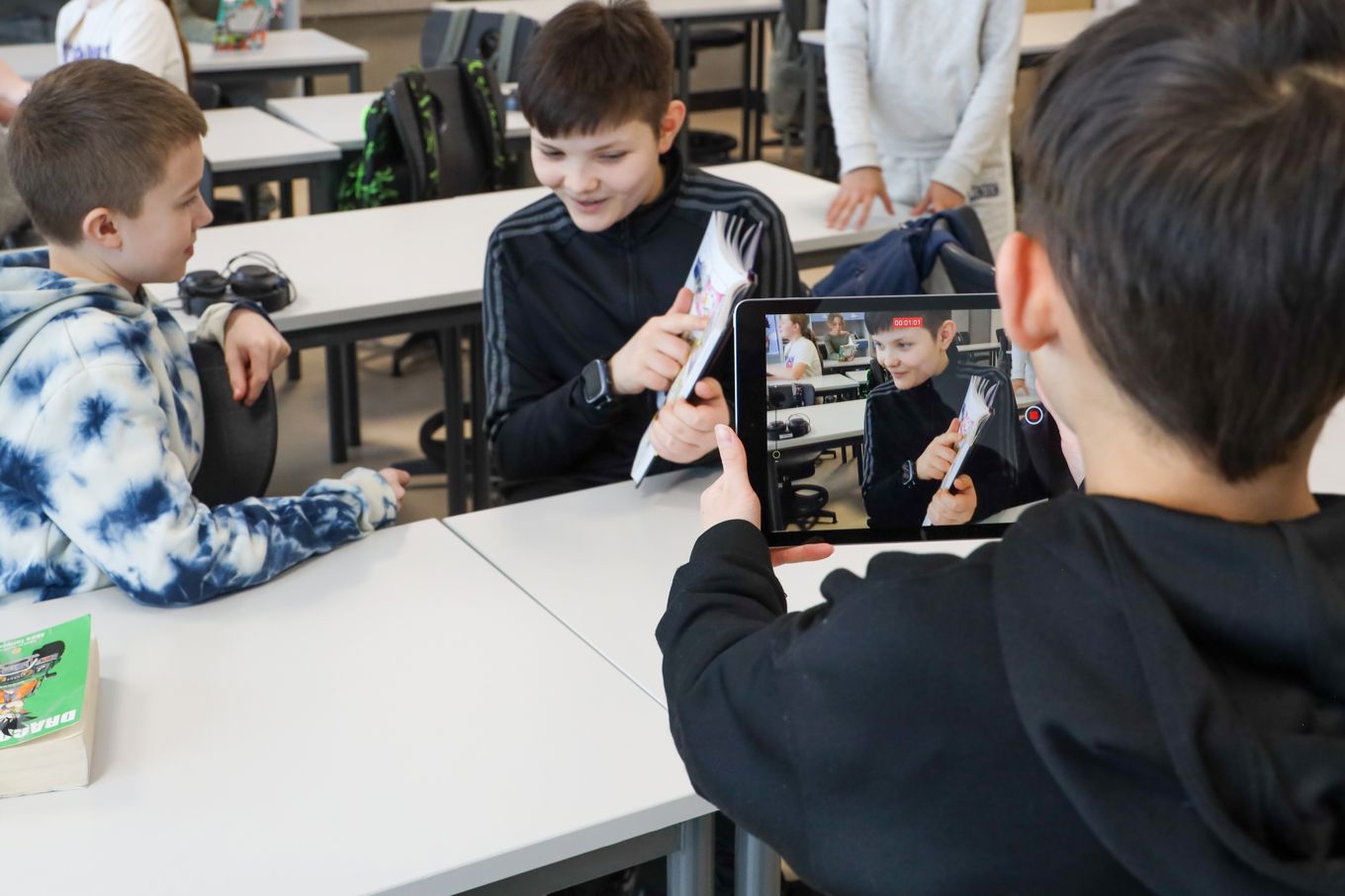 En elev filmer at to elever snakker om en bok de har lest