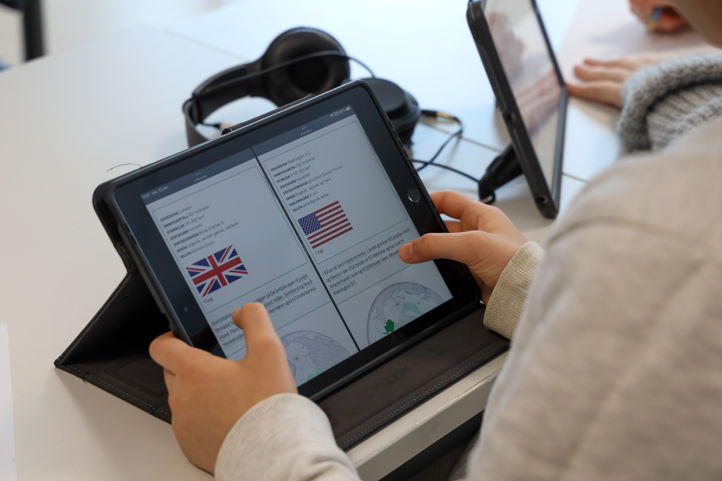 En elev som leser på læringsbrettet