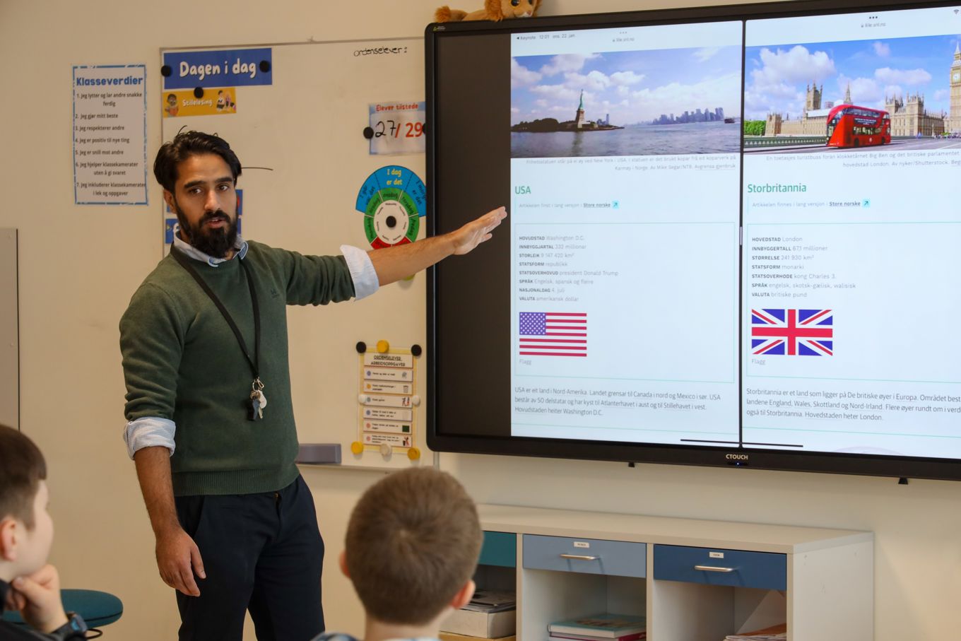 En lærer som viser tekster på en digital tavle