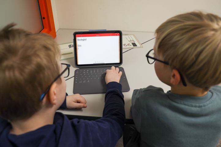 To elever som samarbeider om skriving med lydstøtte