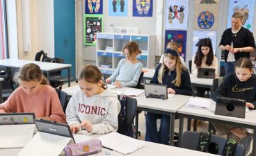 Oversiktbilde fra et klasserom der elevene jobber med læringsteknologi