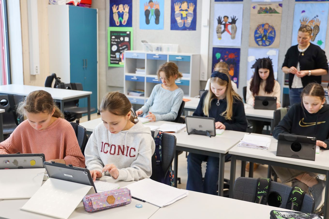 Oversiktbilde fra et klasserom der elevene jobber med læringsteknologi