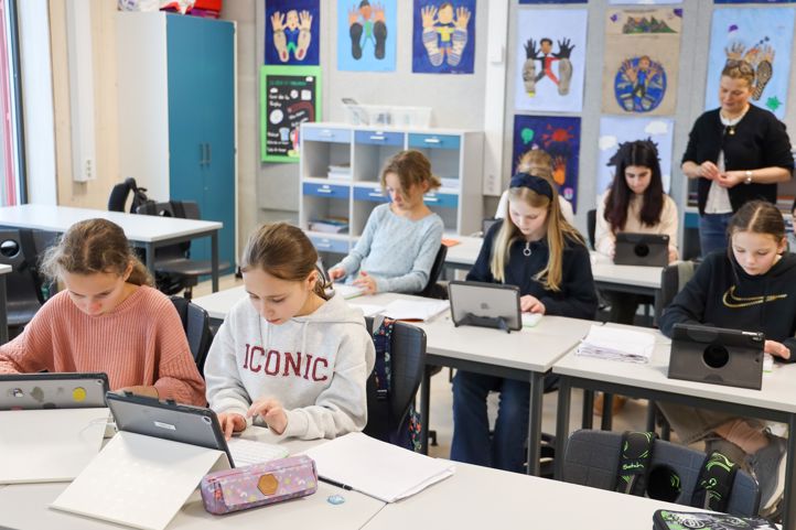 Oversiktbilde fra et klasserom der elevene jobber med læringsteknologi