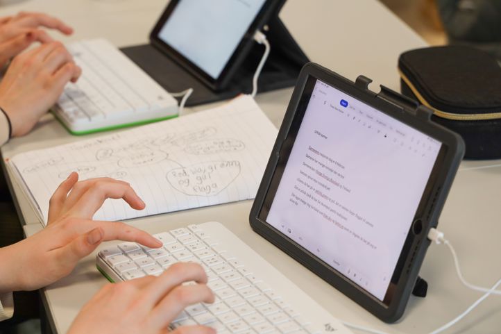 En elev som skriver på tastatur