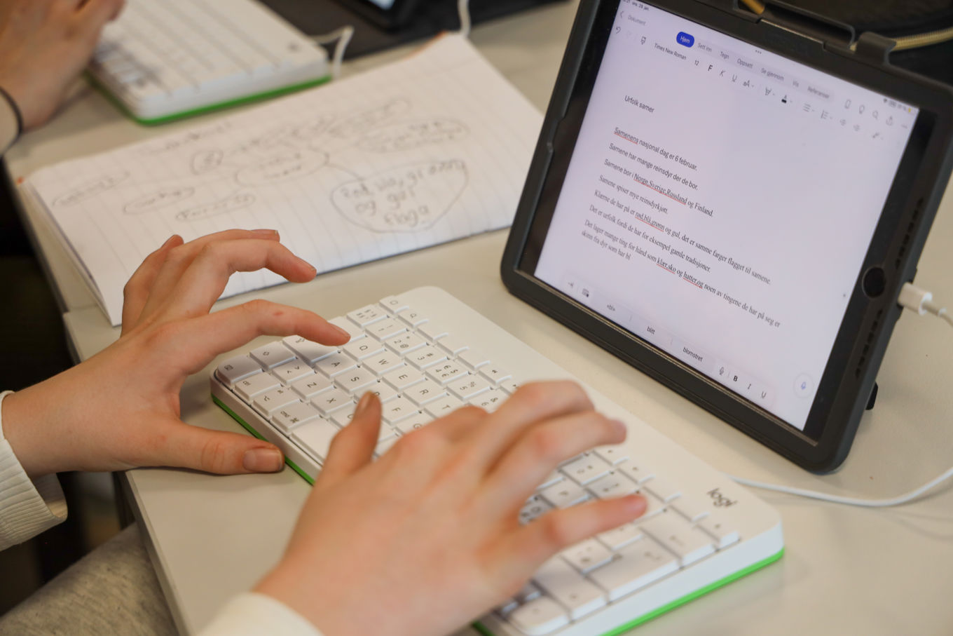 En elev som skriver på et tastatur.
