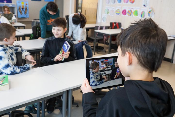 Elever jobber med filmklipp i klasserommet.