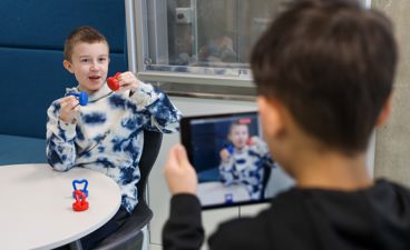 En elev filmer en annen elev forklare om magnetisme