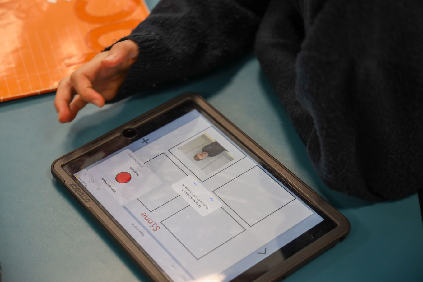 En elev som lager en digital begrepsbok.