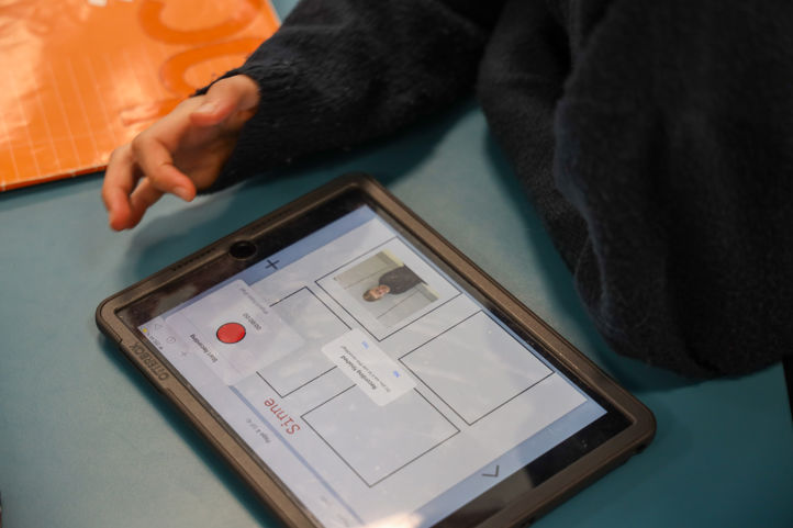 En elev som lager en digital begrepsbok.