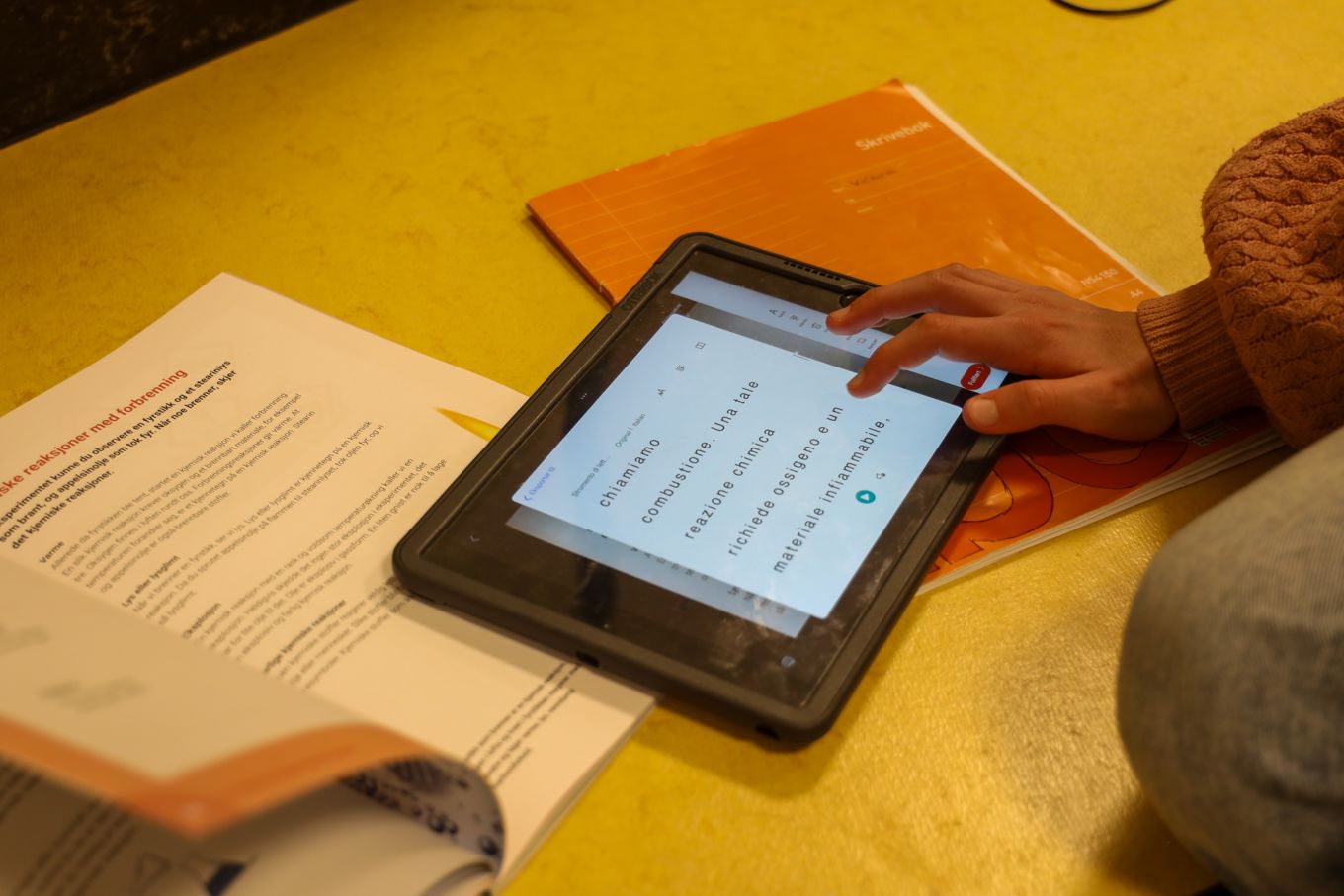 En elev oversetter tekst fra læreboka med læringsbrettet