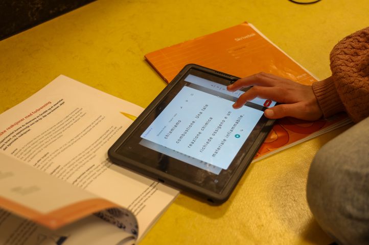 En elev oversetter tekst fra læreboka med læringsbrettet