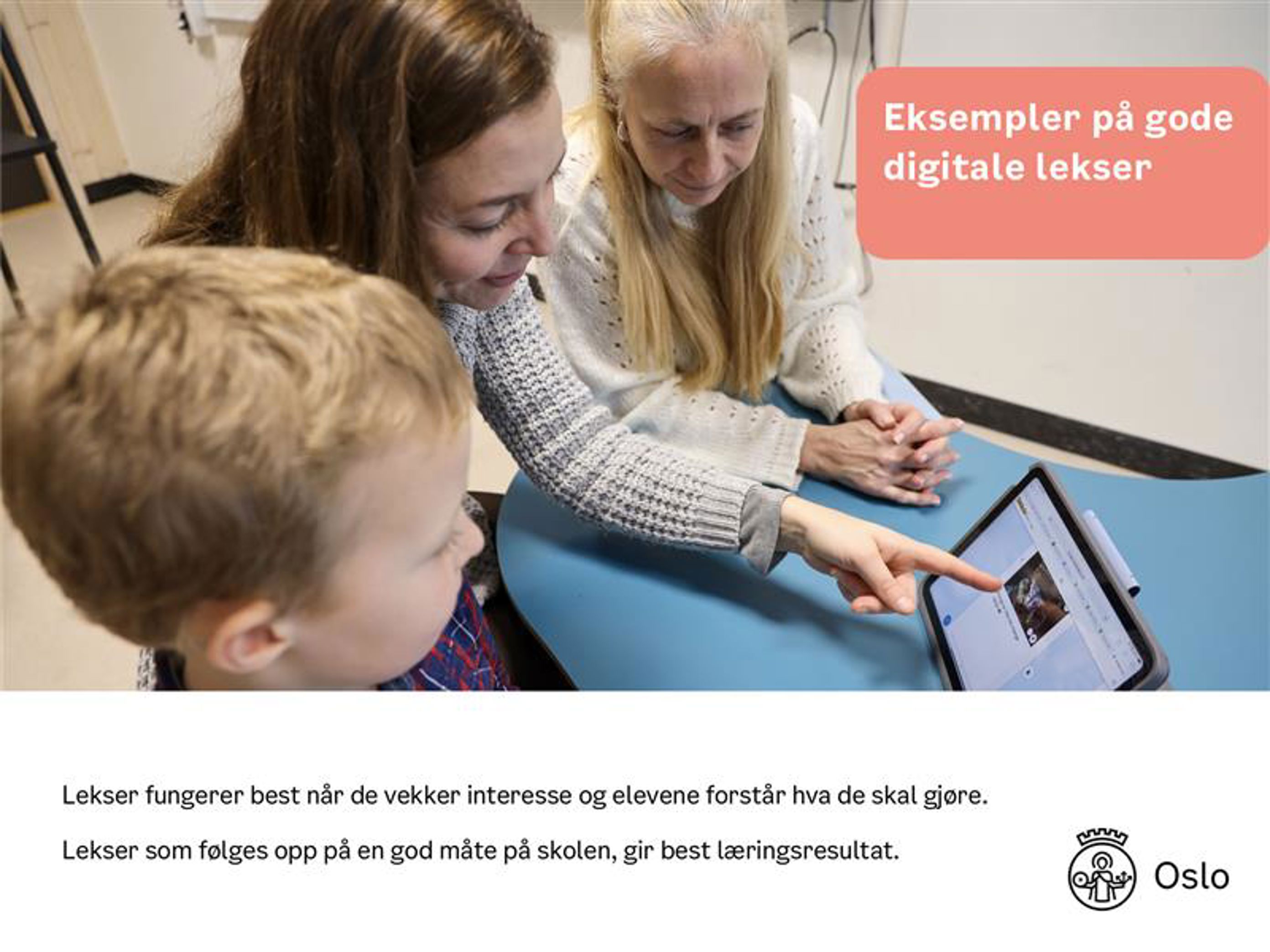 En elev, en lærer og en mor diskuterer lekser gjort på et læringsbrett